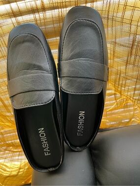 Woman Black Slip-On Loafers -